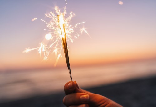 Gâteau D'anniversaire Avec Célébration De Cierge Magique Joyeux Cierges  Magiques