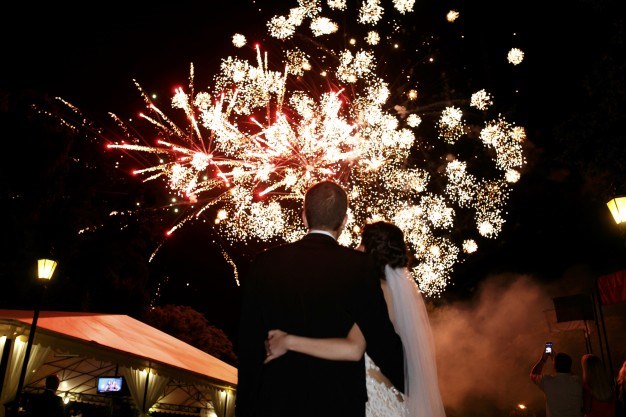 Feux D'artifice De Mariage. Vue Arrière De La Mariée Et Du Marié Se Serrant  Dans La Nuit Sur Un Feu D'artifice Et Saluer Le Fond Du Ciel Nocturne,  Profitant Du Plus Beau