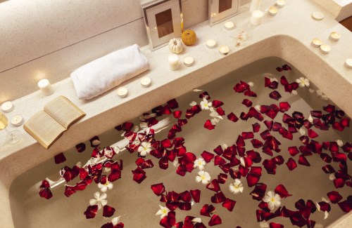 Comment faire un bain de pétales de rose ?