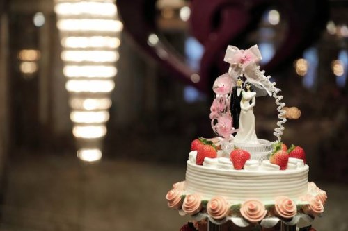 Des figurines pour décorer un gâteau de mariage
