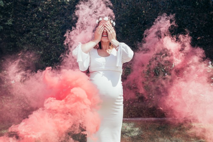 Femme couverte d'une bombe fumigène rose photo – Photo Rouge