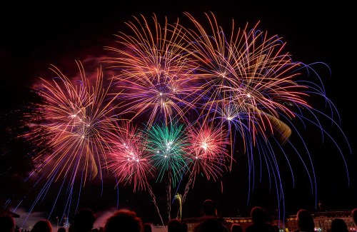 Voir des feux d'artifice sur Bordeaux.