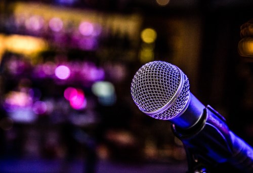 Organiser une soirée karaoké.