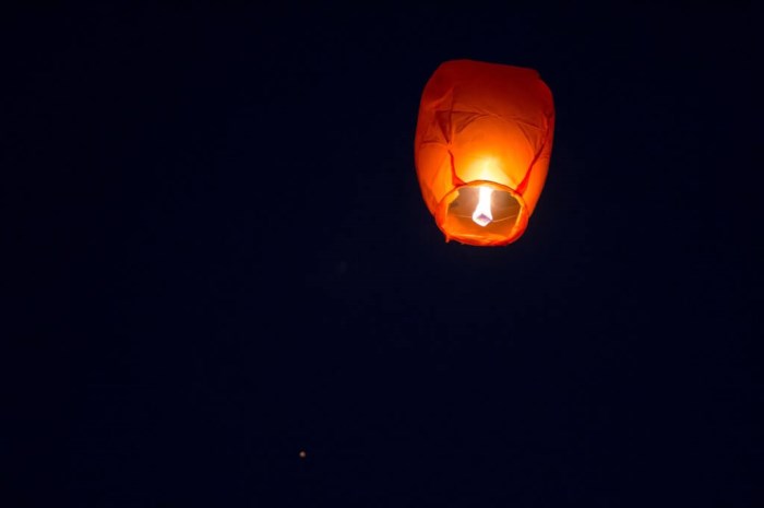 La tradition des lanternes volantes thaïlandaises.