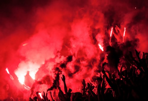 Les fumigènes dans un stade de football : une ambiance festive et artistique !