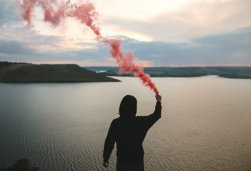 Comment s’utilisent les fumigènes torches dans les manifestations et autres événements ?