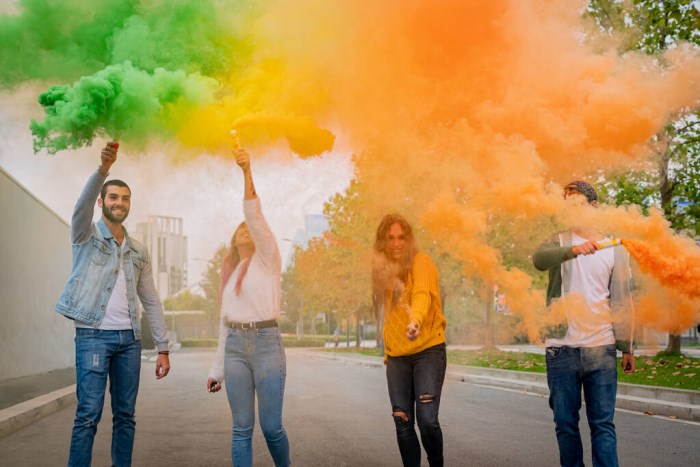 Comment s’utilisent les fumigènes torches dans les manifestations et autres événements ?