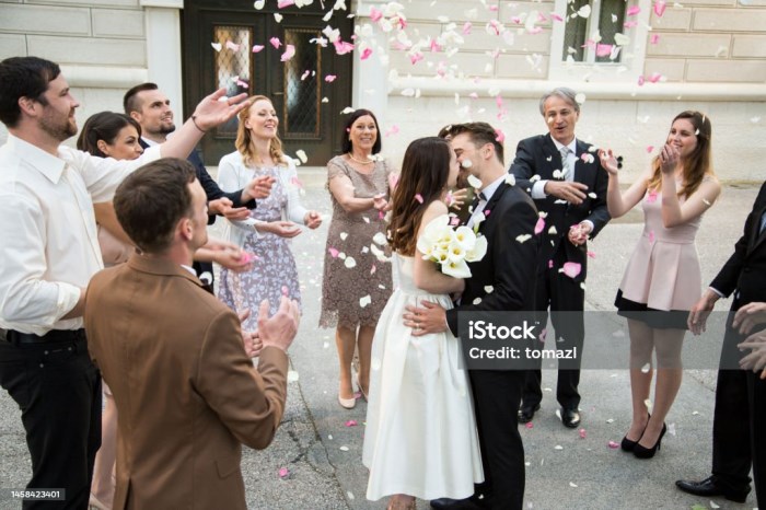 Les différentes façons d’utiliser des pétales de rose lors d’un mariage