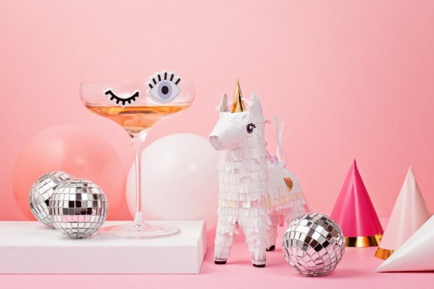 Une pinata en forme de licorne pour un anniversaire d’enfant.