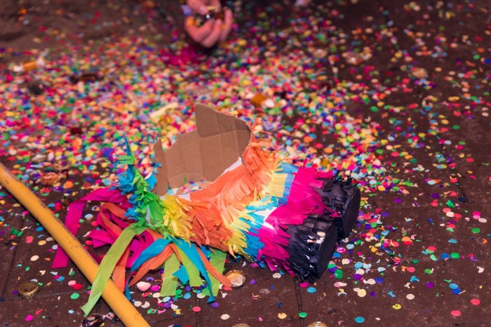 Piñata Gonflable Réutilisable Pour Anniversaire - Dinosaure, 2 Kg De Bonbons, 7 Rubans à Tirer - Pour Garçons Et Filles