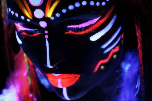 Soirée Fluo Maquillage UV réagissant à la lumière noire.