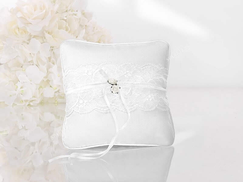 Coussin porte alliances blanc avec dentelle et roses blanche