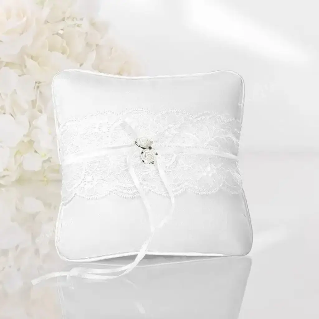 Coussin porte alliances blanc avec dentelle et roses blanche