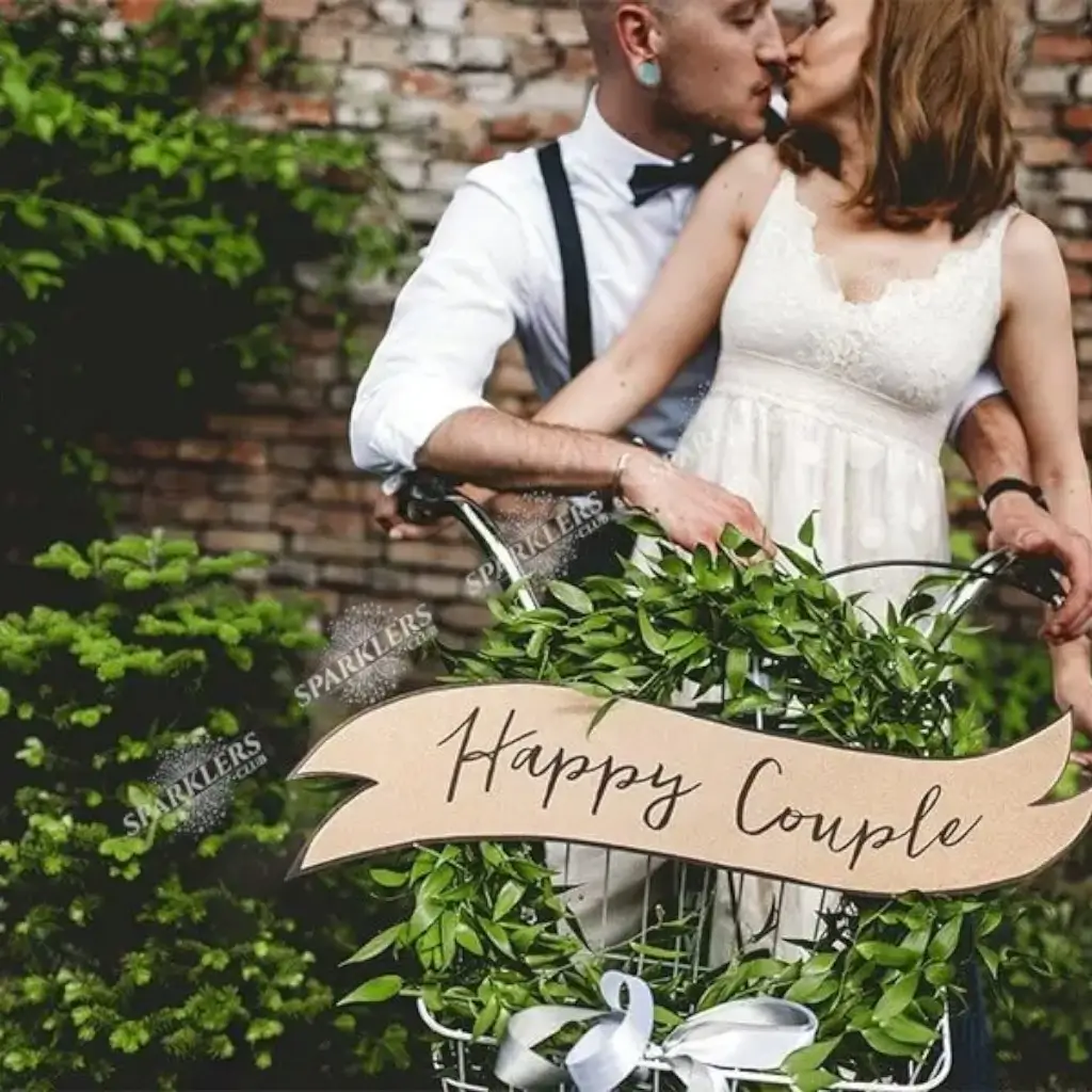 Panneaux avec une inscription Happy Couple / Wedding