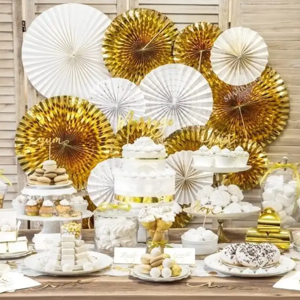 Rosaces décoratives blanches avec motifs dorés  (4 pièces)