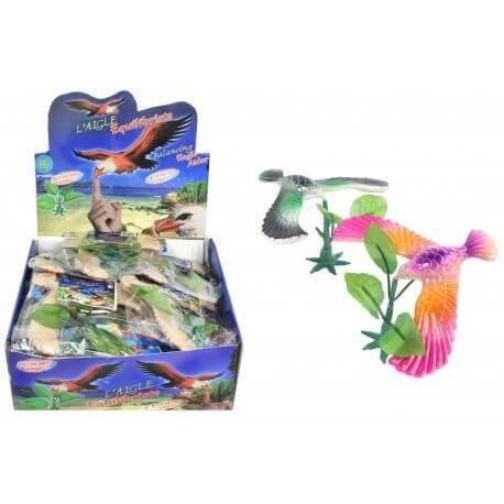 Oiseau sur socle multicolore