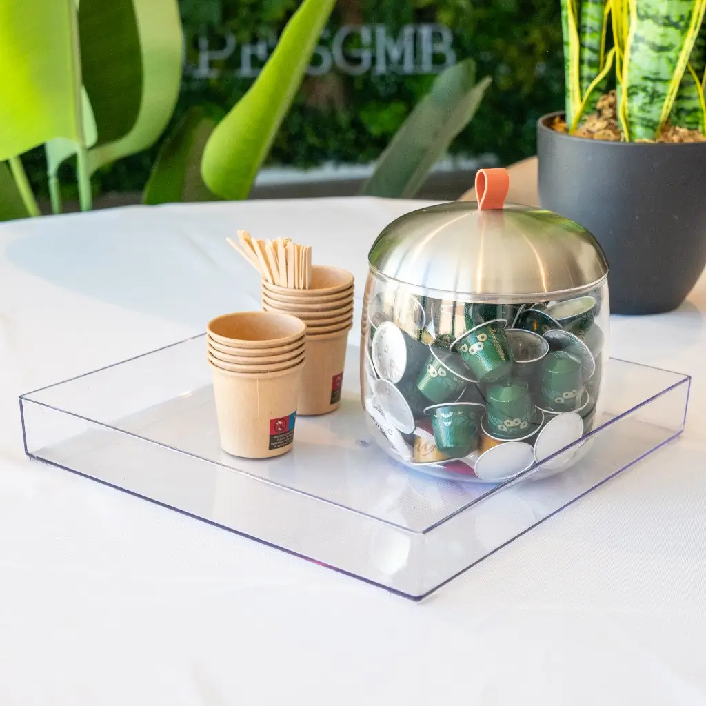 Plateau en plastique transparent carré 30x30cm