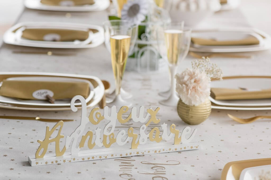 Centre De Table Joyeux Anniversaire Or Blanc Decorations Pour Table D Anniversaire Sur Sparklers Club Centre De Table Joyeux Anniversaire Or Blanc Decorations Pour Table D Anniversaire Sur Sparklers Club