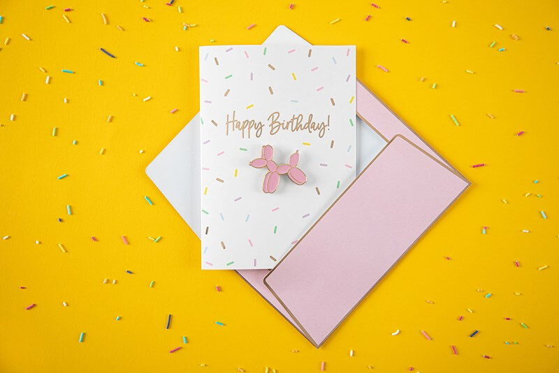 CARTE  HAPPY BIRTHDAY AVEC BROCHE CHIEN 