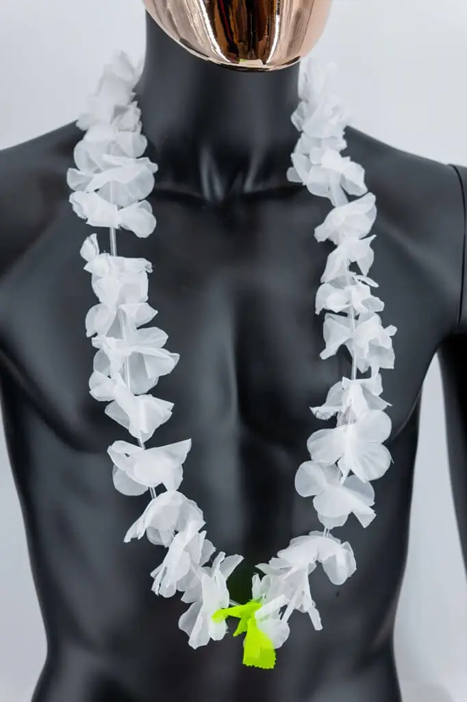 Collier Hawaïen à Fleurs Blanches et Feuille Verte
