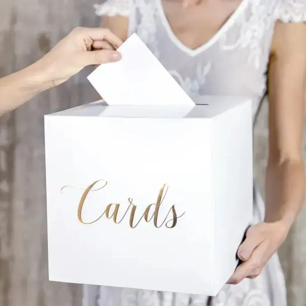 Urne blanche en papier avec inscription Cards en or
