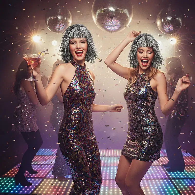 Perruque Disco Lamée Argent – Accessoire Soirée Années 80