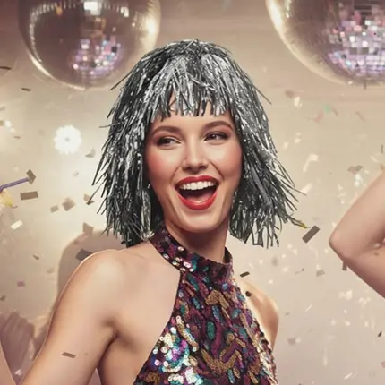Perruque Disco Lamée Argent – Accessoire Soirée Années 80